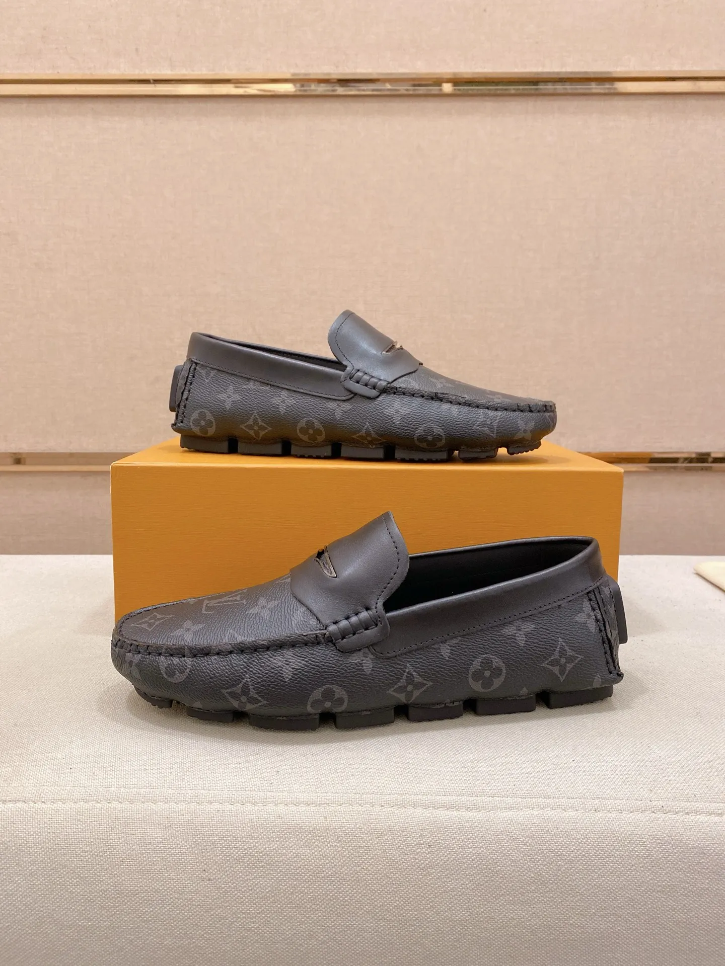 Factory price: 500💰High-end quality! LV 🆕🆕Exclusive hot-selling products in stock🔥🔥New products on the shelves, high-quality Ferragamo men's pea shoes, high-end casual driving shoes, with complete packaging! 💪 💪 Material: Imported official website one-to-one fabric 🐂 + Imported high-quality buffalo leather lining + wear-resistant outsole 👍🏻👍🏻 Features: High-end and comfortable, purely handmade 🚀 🚀 Create the perfect shoes that suit you best 🔥 🔥 Size: (38-44) 45 standard size can be customized!